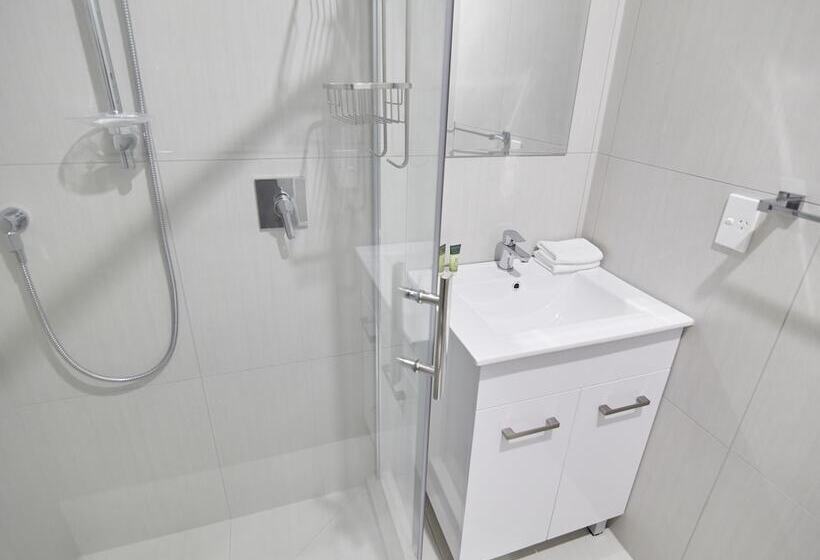 汽车旅馆  Three Palms Lodge