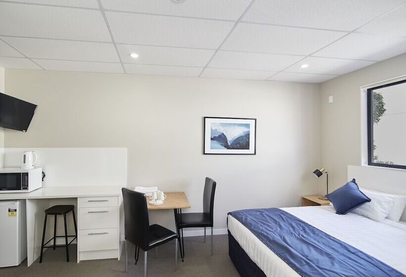 汽车旅馆  Three Palms Lodge