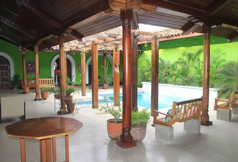 هتل El Caite Hostel
