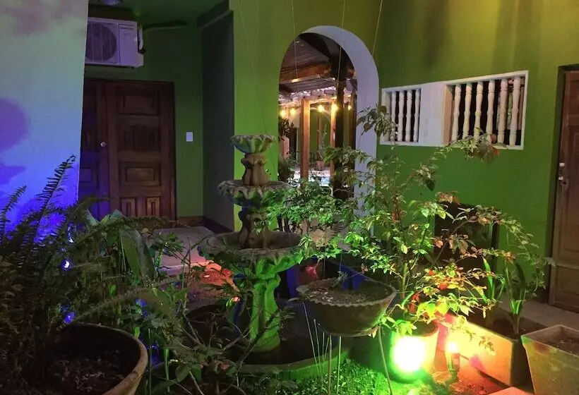 هتل El Caite Hostel