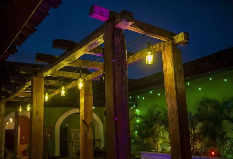 هتل El Caite Hostel