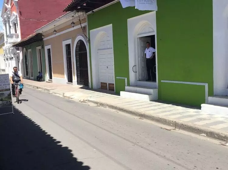 هتل El Caite Hostel