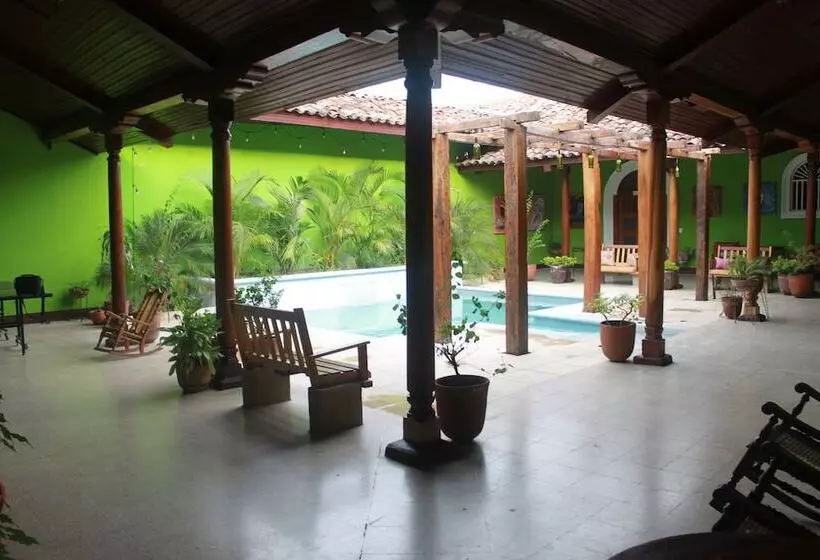 هتل El Caite Hostel