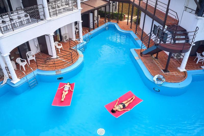 בית מלון כפרי The Pool Resort Okinawa