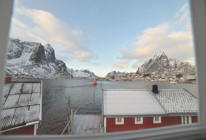 Reine Rorbuer   By Classic Norway Hotels