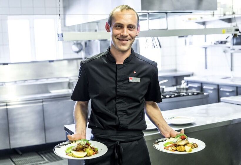 Reine Rorbuer   By Classic Norway Hotels