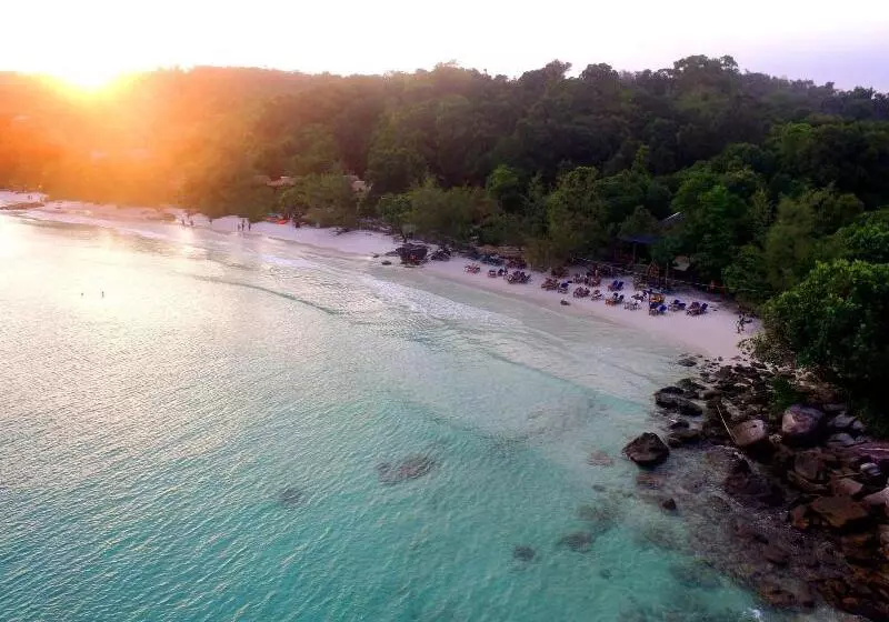 Lomakeskus White Beach Bungalows