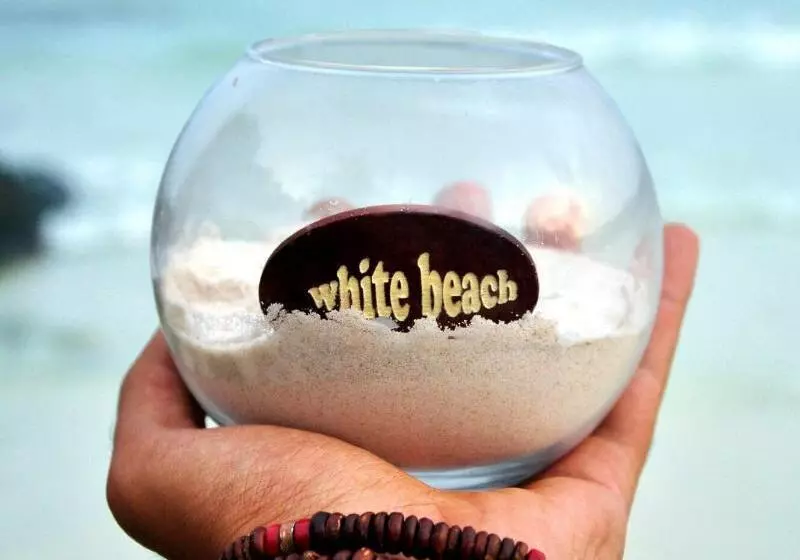 Lomakeskus White Beach Bungalows