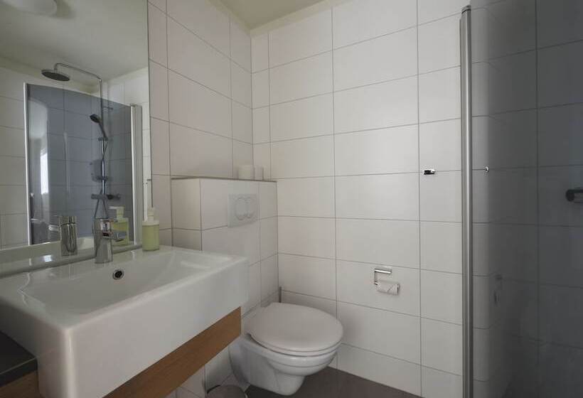 هتل Farmhouse Lodge