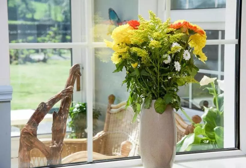 The Rose Garden Bed & Breakfast And Cafe