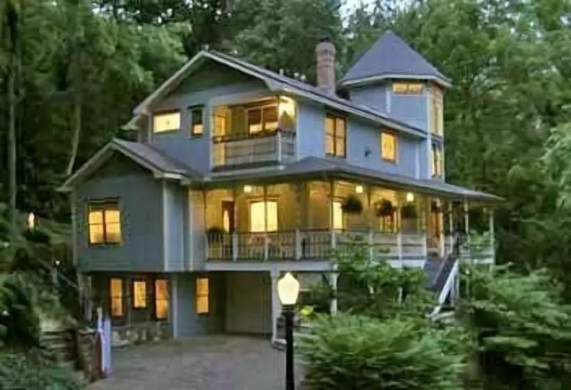 هتل Arsenic And Old Lace Bed & Breakfast Inn