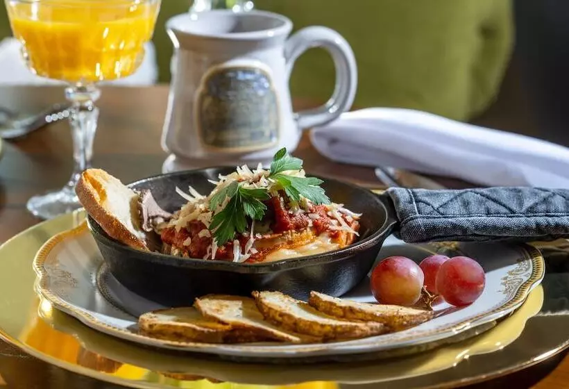 هتل Arsenic And Old Lace Bed & Breakfast Inn