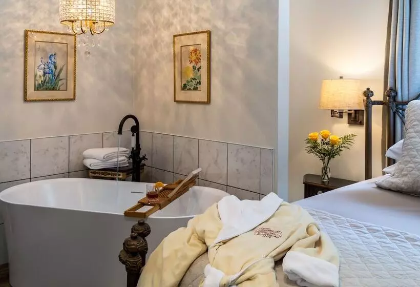 هتل Arsenic And Old Lace Bed & Breakfast Inn