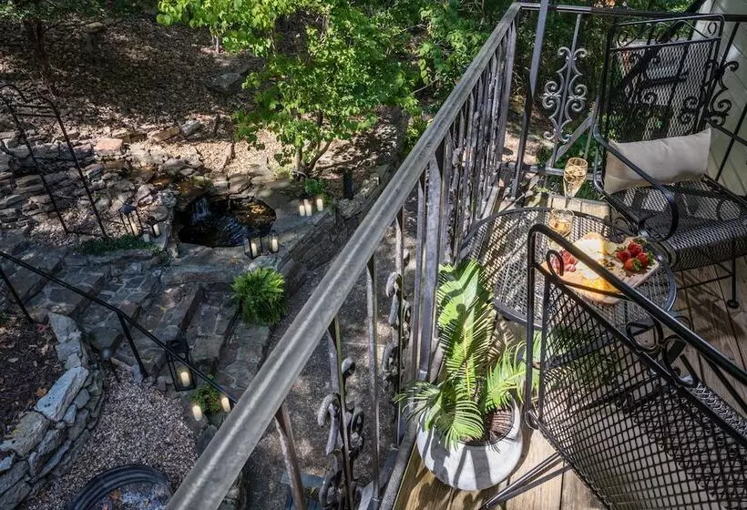 هتل Arsenic And Old Lace Bed & Breakfast Inn