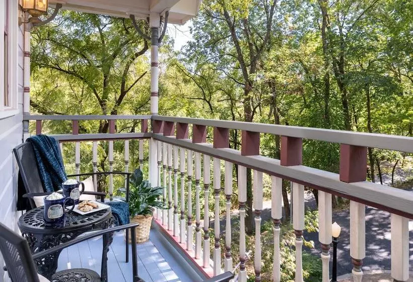 هتل Arsenic And Old Lace Bed & Breakfast Inn