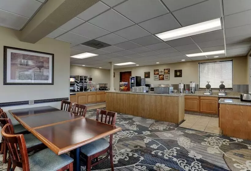 هتل Spark By Hilton Branson Meadows