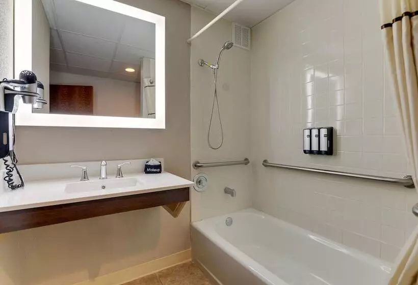 هتل Spark By Hilton Branson Meadows