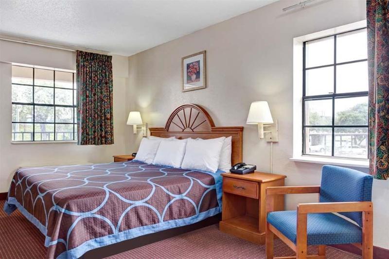 בית מלון כפרי Super 8 Tampa U.S.F. Near Busch Gardens Downtown