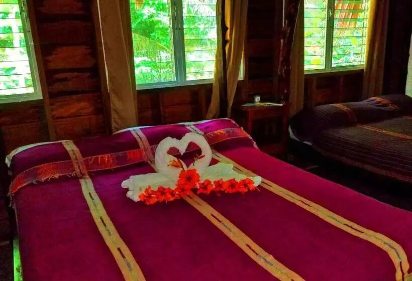 Hotelli Martz Farm Treehouses & Cabanas