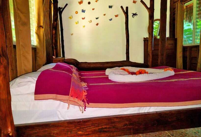 Hotel Martz Farm Treehouses & Cabanas