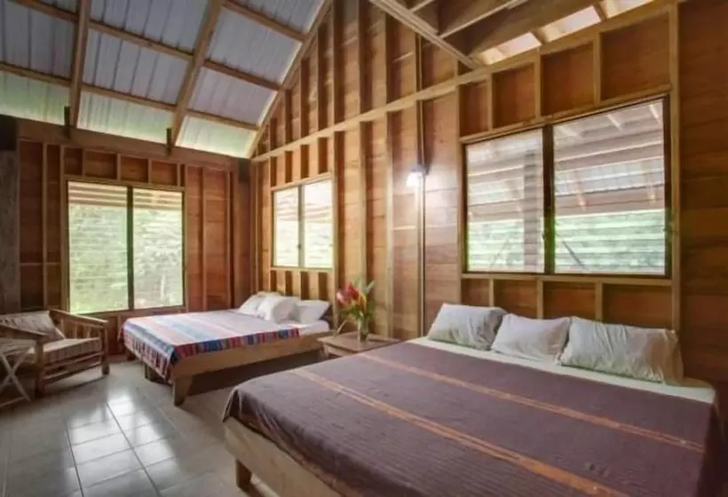 Hotelli Martz Farm Treehouses & Cabanas