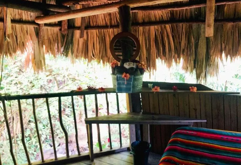 Hotelli Martz Farm Treehouses & Cabanas