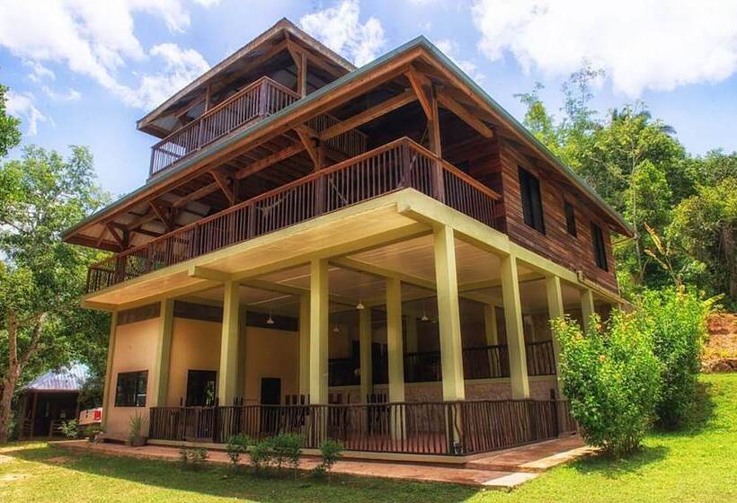 Hotel Martz Farm Treehouses & Cabanas
