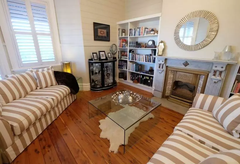 Aamiaismajoitus (B&B) Courthouse Cottage