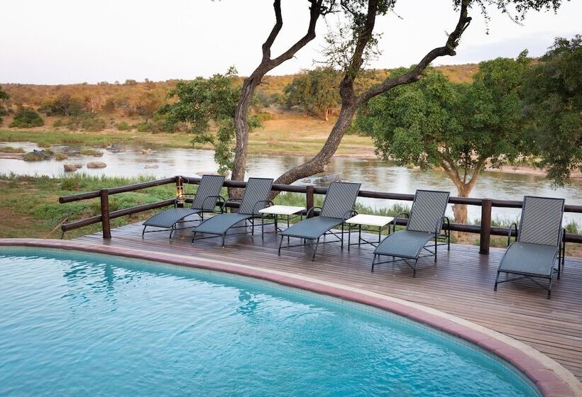 בית מלון כפרי Nyati Safari Lodge