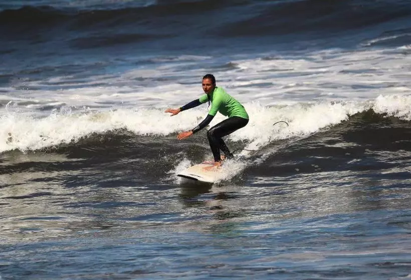 ペンション Surfivor Surf Camp