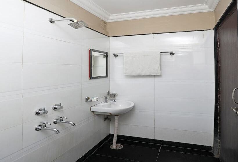 فندق Neeraj By Oyo Rooms