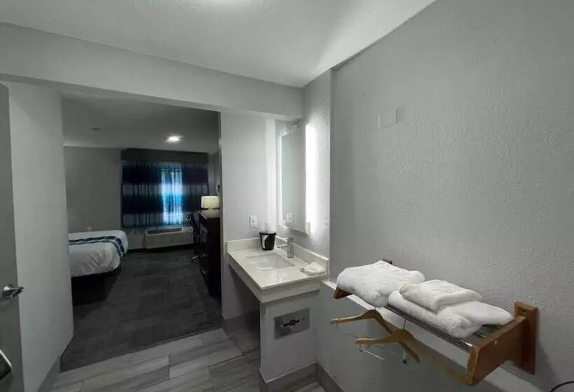 בית מלון כפרי La Quinta Inn By Wyndham Indianapolis Airport Executive Dr