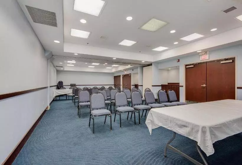 בית מלון כפרי Townsquare Place