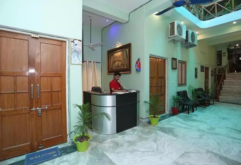 ホテル Super Collection O Sara Grand Near Ram Manohar Lohia Hospital