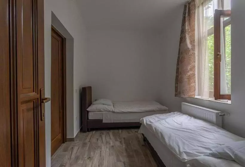 Aamiaismajoitus (B&B) Pavilon Panzió étterem és Pizzéria