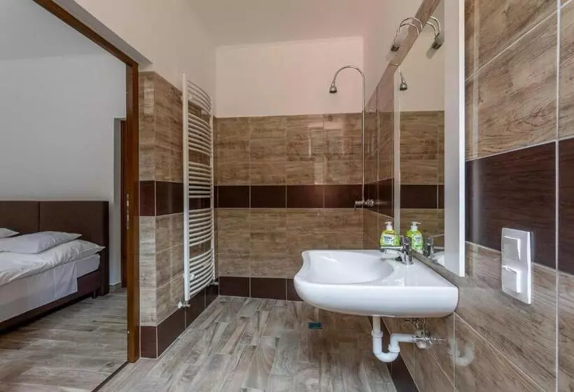 Aamiaismajoitus (B&B) Pavilon Panzió étterem és Pizzéria