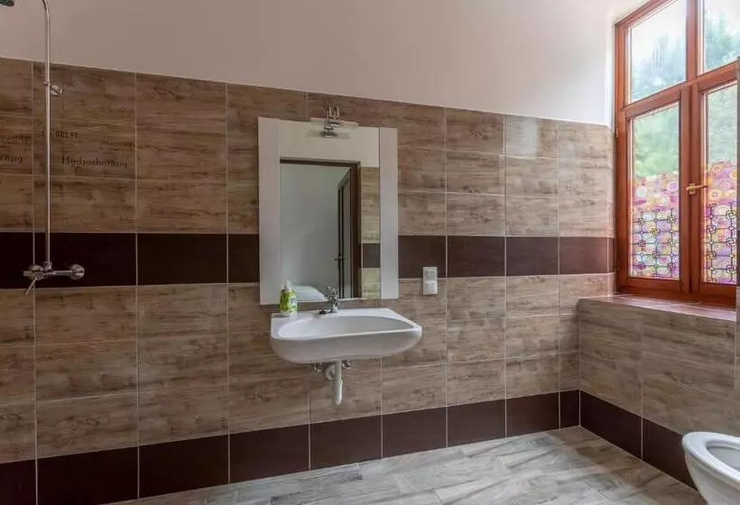 Aamiaismajoitus (B&B) Pavilon Panzió étterem és Pizzéria