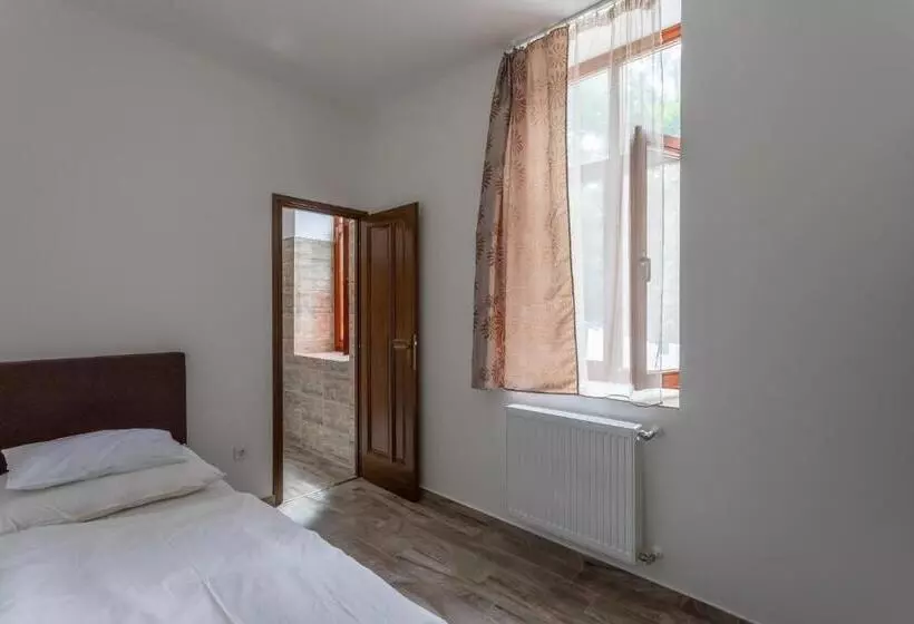 Aamiaismajoitus (B&B) Pavilon Panzió étterem és Pizzéria