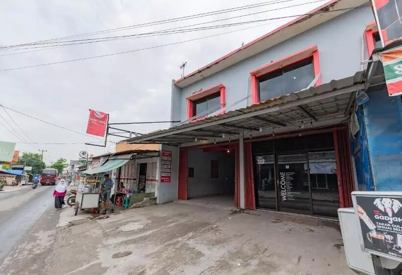 Hotelli Reddoorz Near Unsika University Karawang