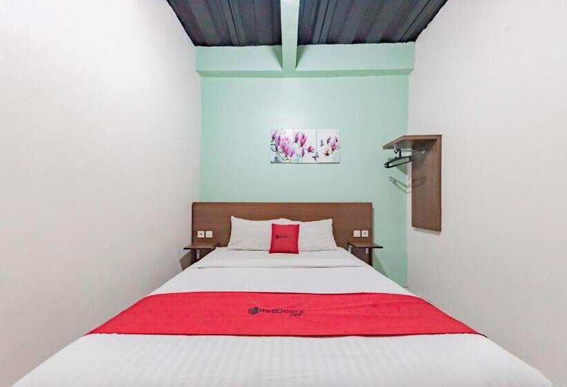 בית מלון כפרי Reddoorz Near Unsika University Karawang