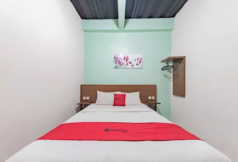Hotelli Reddoorz Near Unsika University Karawang