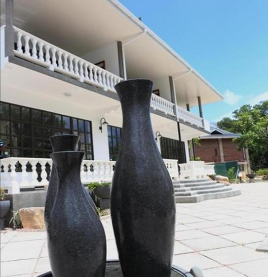 هتل La Digue Selfcatering Apartments