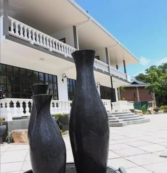 هتل La Digue Selfcatering Apartments