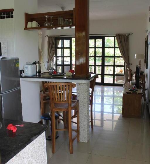 هتل La Digue Selfcatering Apartments