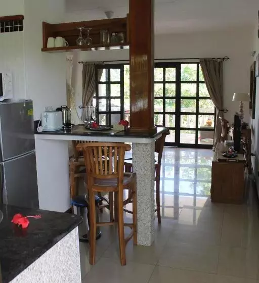هتل La Digue Selfcatering Apartments
