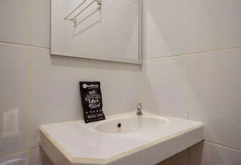 Hotelli Reddoorz @ Losari Area 2