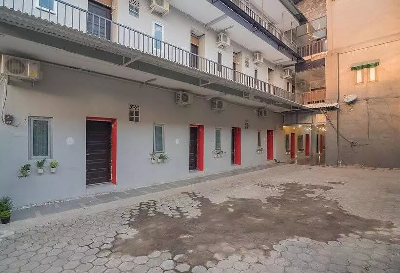 ペンション Reddoorz @ Kiaracondong