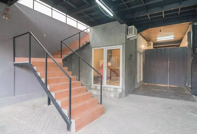 ペンション Reddoorz @ Kiaracondong