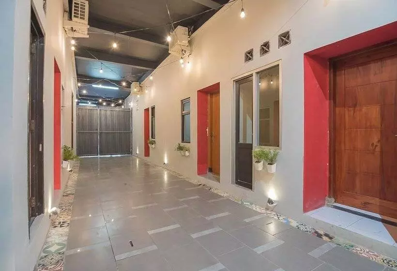 ペンション Reddoorz @ Kiaracondong