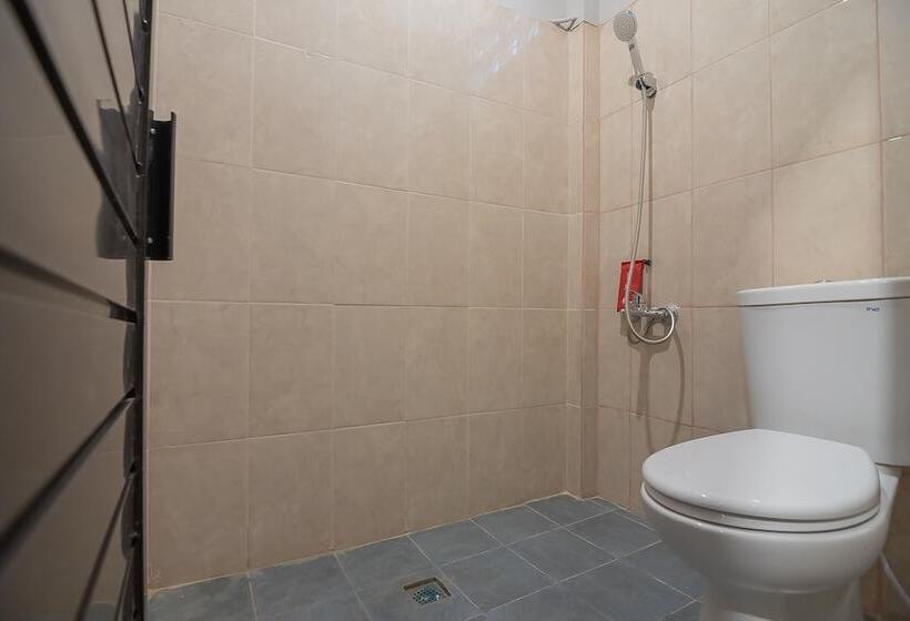 פנסיון Reddoorz @ Kiaracondong